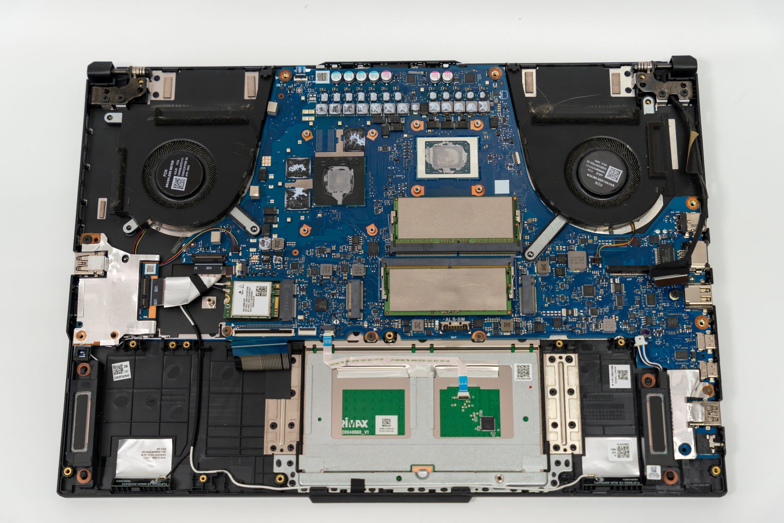 Ноутбук Asus TUF Gaming FA507 со снятой системой охлаждения