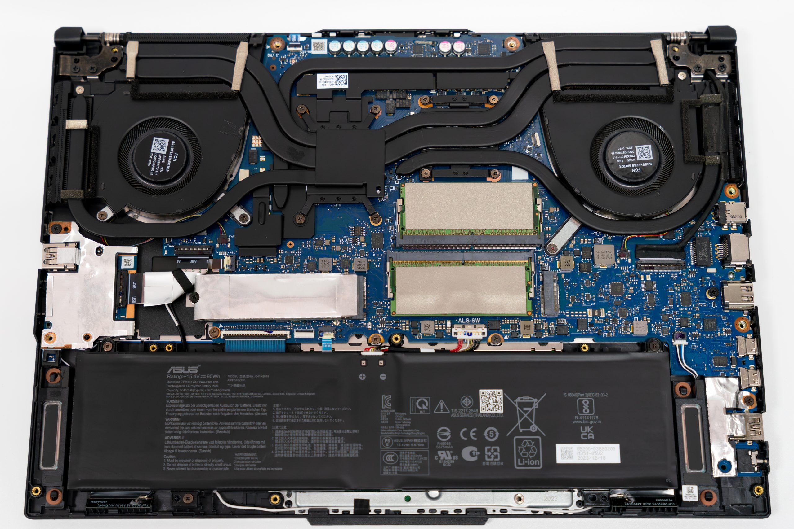 Ноутбук Asus TUF Gaming FA507 на этапе сборки