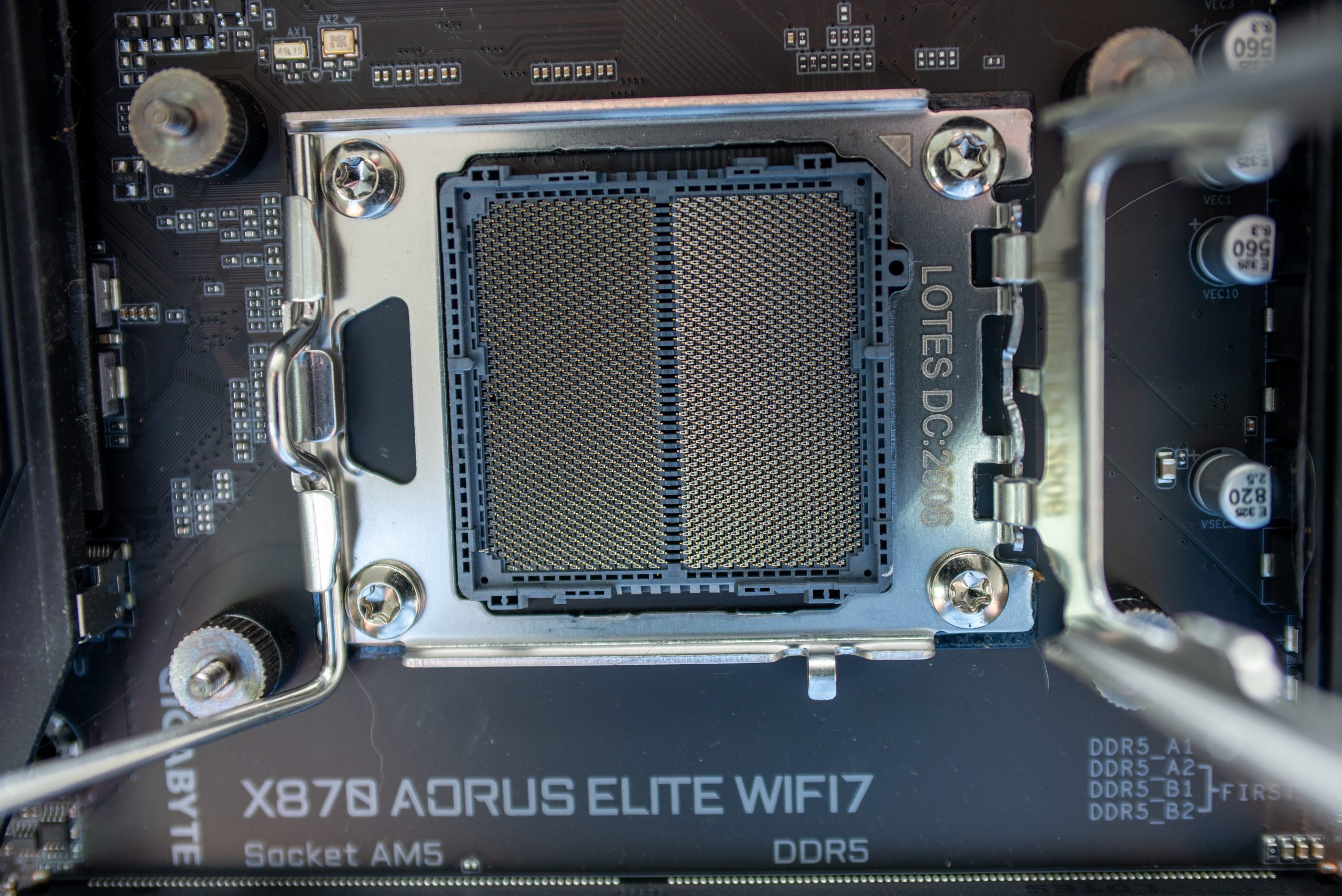 Повреждённый сокет AM5 на Gigabyte X870 AORUS ELITE WIFI7 крупным планом. Отсутствующий и погнутые пины