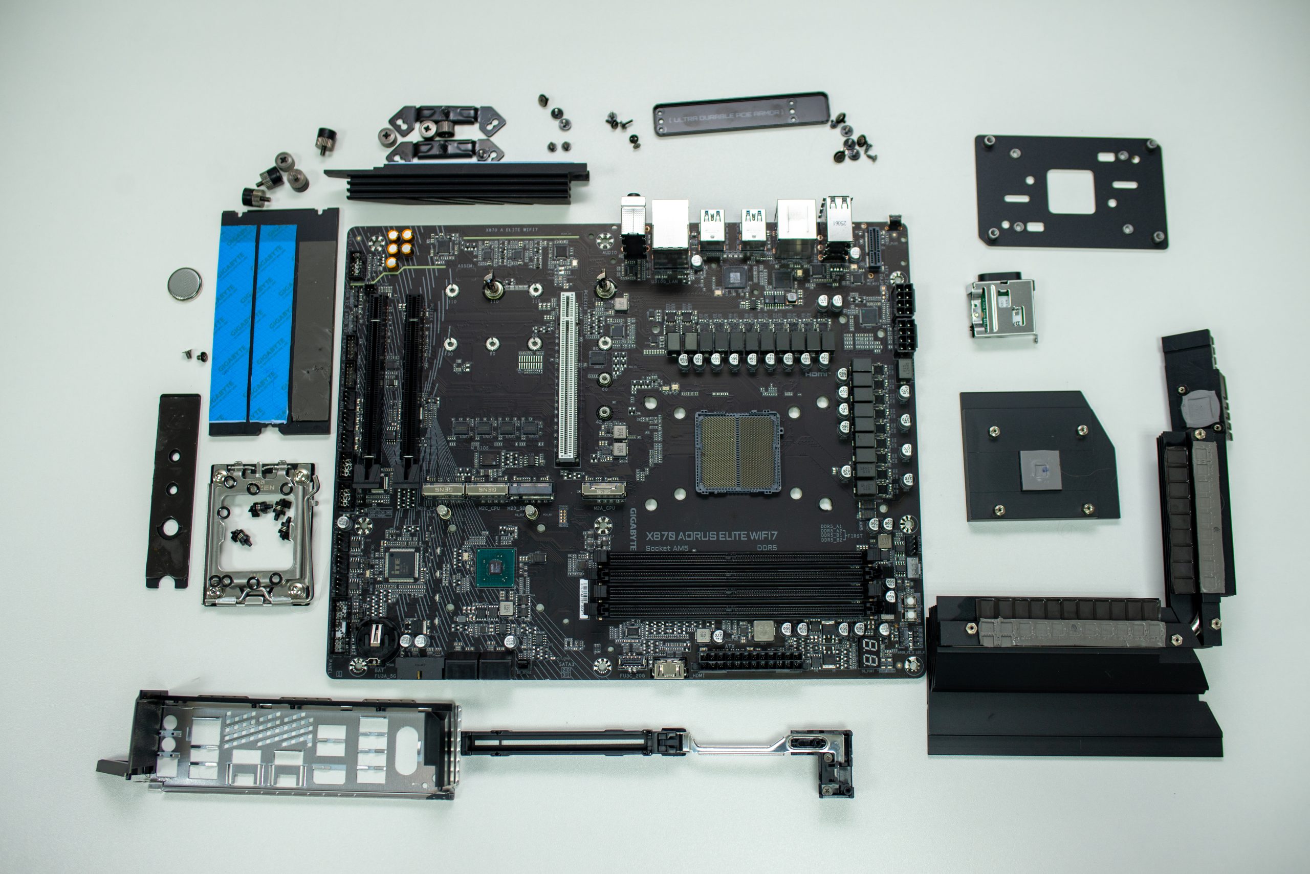 Разобранная плата Gigabyte X870 AORUS ELITE WIFI7: сняты радиаторы, Wi-Fi модуль и крепёж сокета AM5