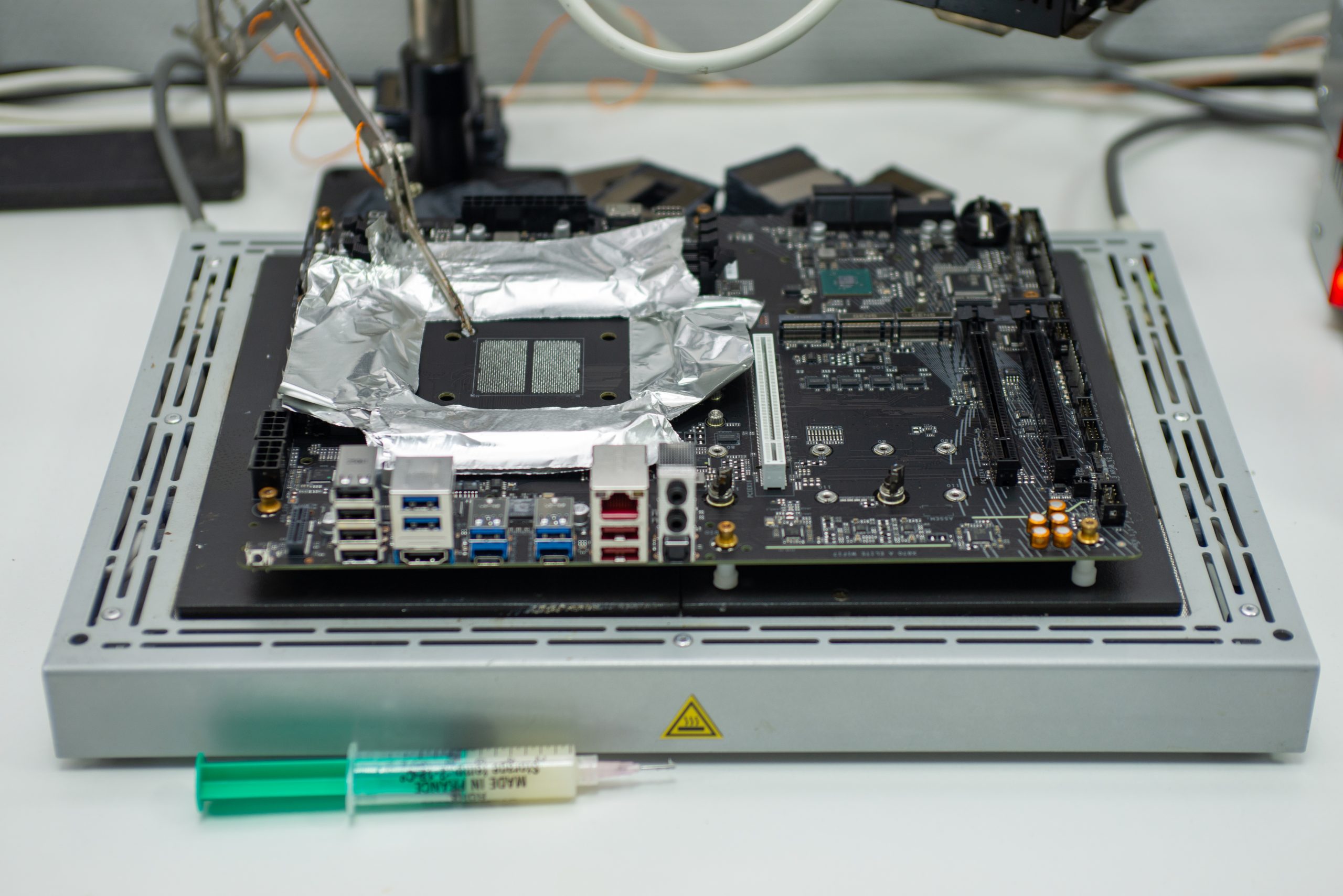 Сокет AM5 выпаян с платы Gigabyte X870 AORUS ELITE WIFI7, посадочное место освобождено
