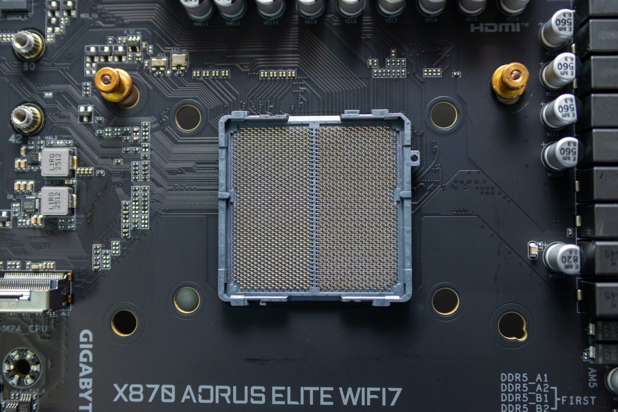 Новый сокет AM5 после установки на Gigabyte X870 AORUS ELITE WIFI7, крупный план