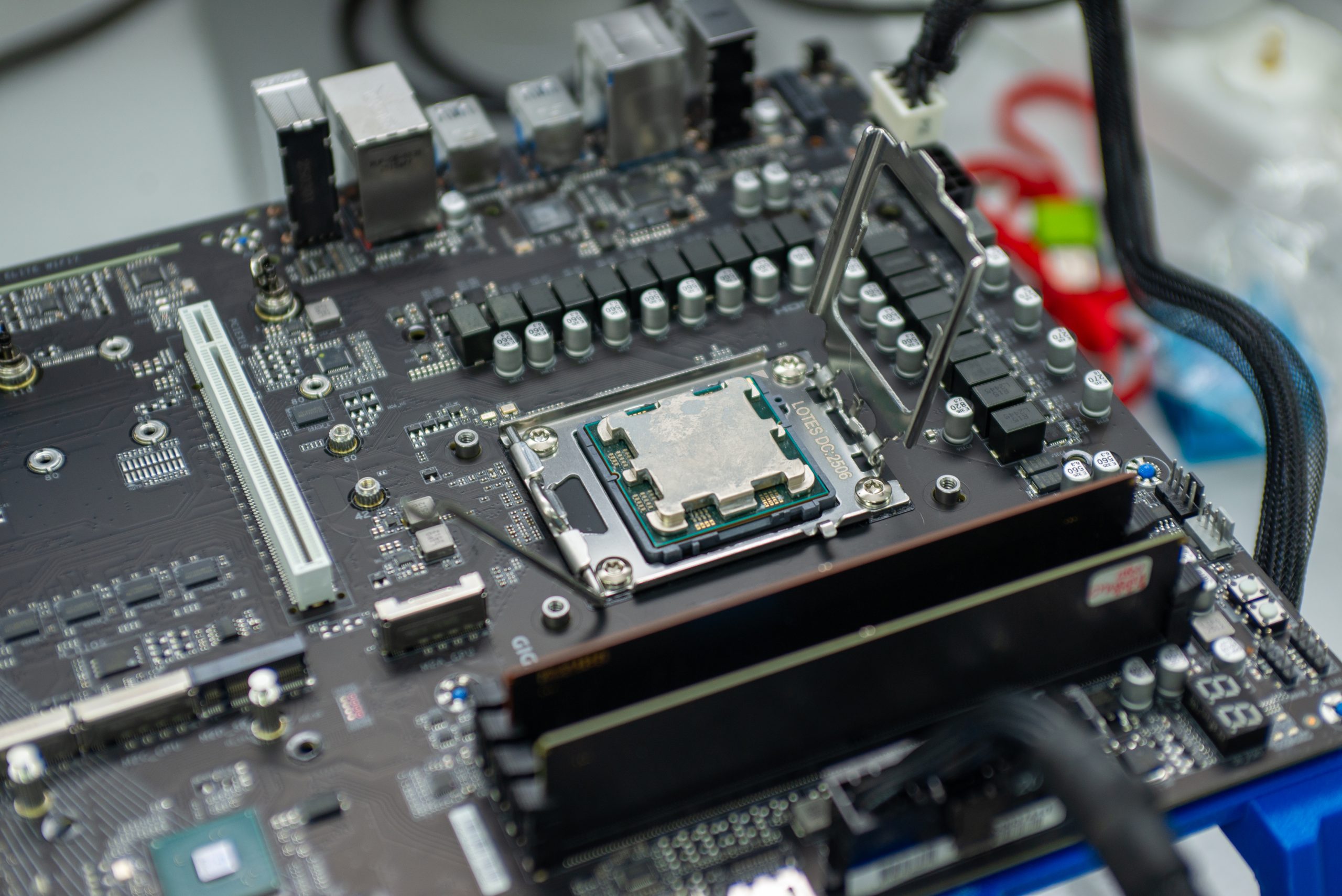 Процессор AMD Ryzen установлен в новый сокет AM5 для проверки качества пайки