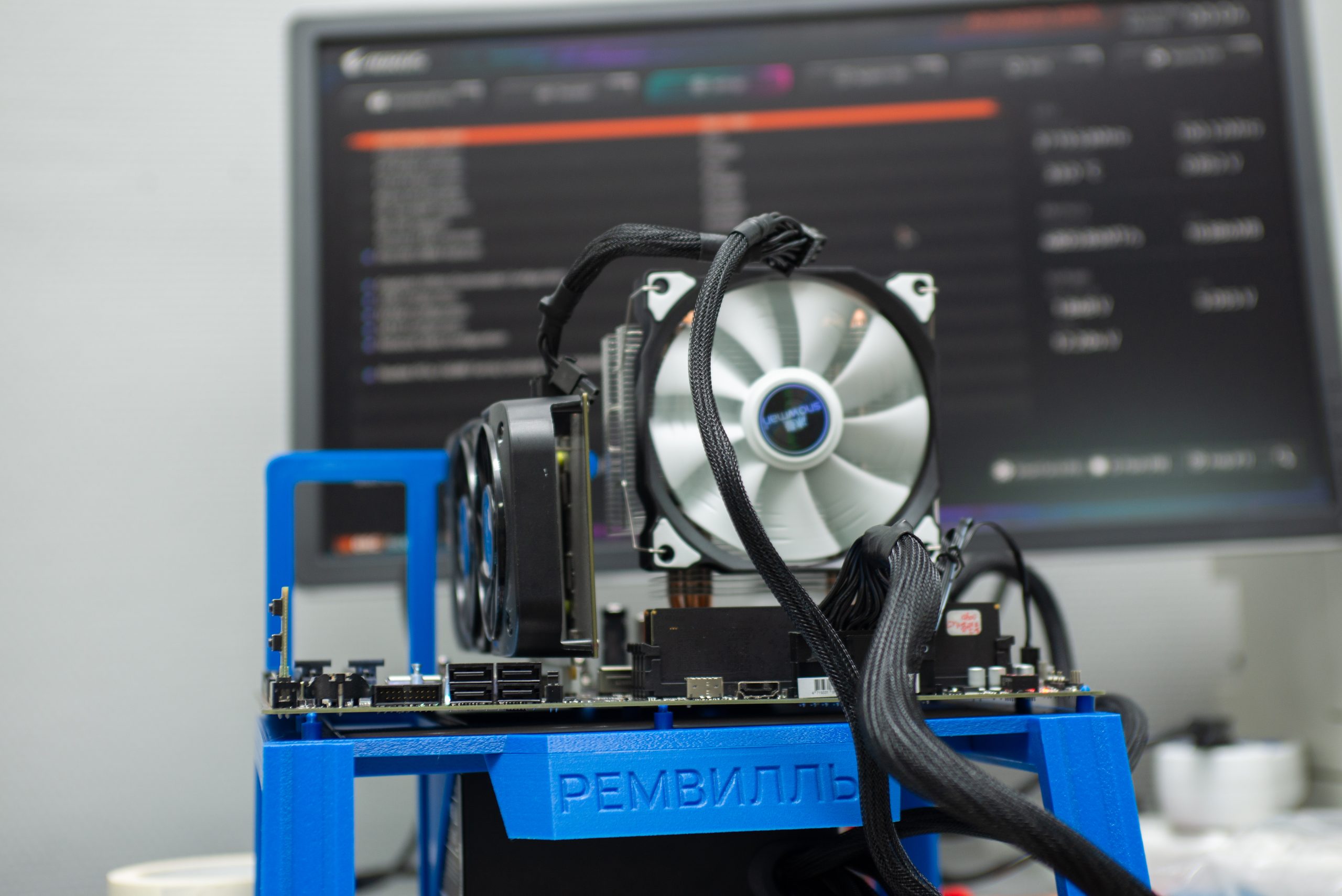 Материнская плата Gigabyte X870 AORUS ELITE WIFI7 на тестовом стенде после замены сокета AM5