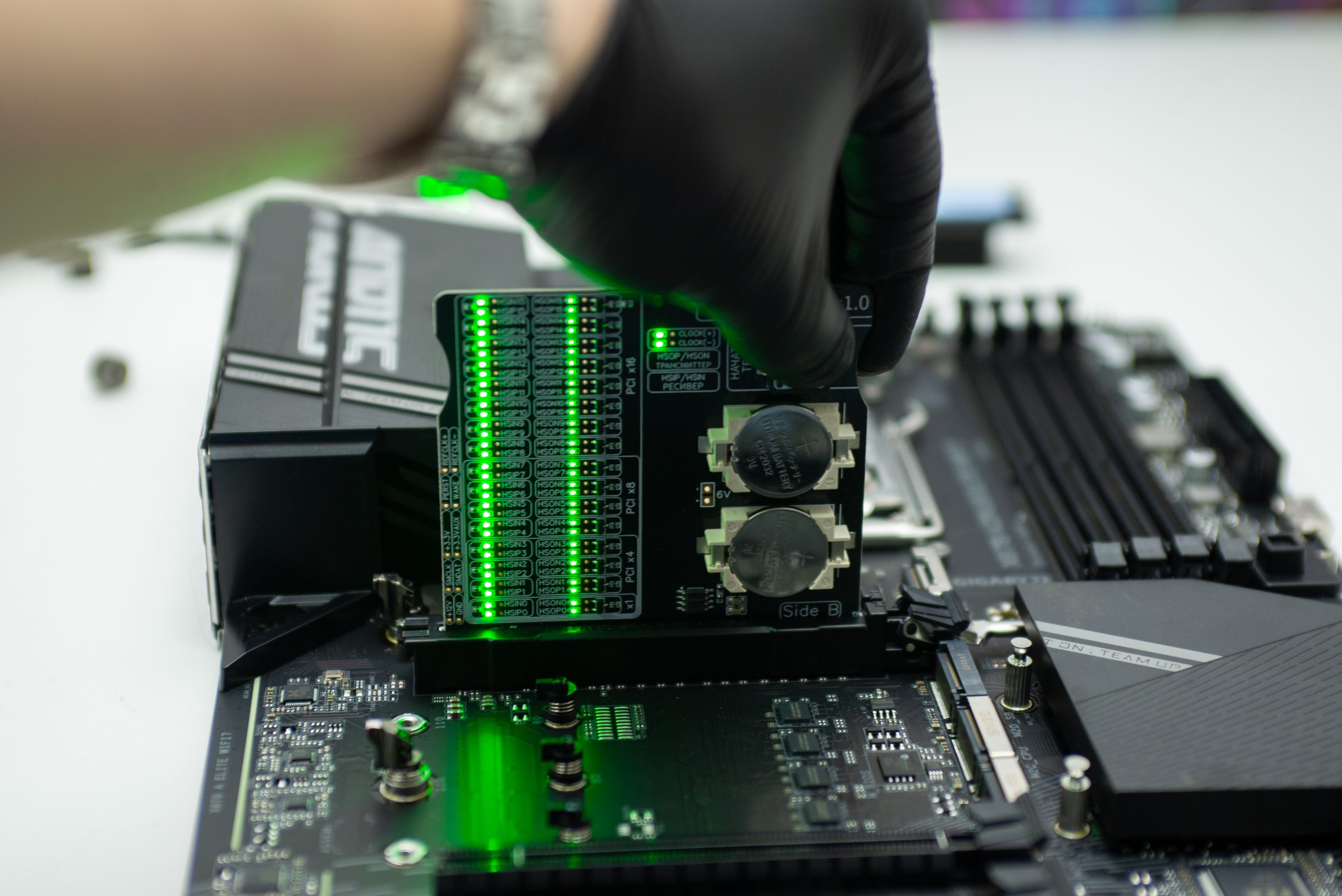 Тестер контактов в слоте PCIe материнской платы Gigabyte X870 AORUS ELITE WIFI7 после ремонта