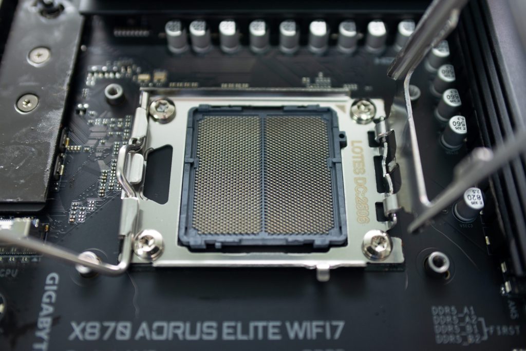 Новый сокет AM5, установленный на плату Gigabyte X870
