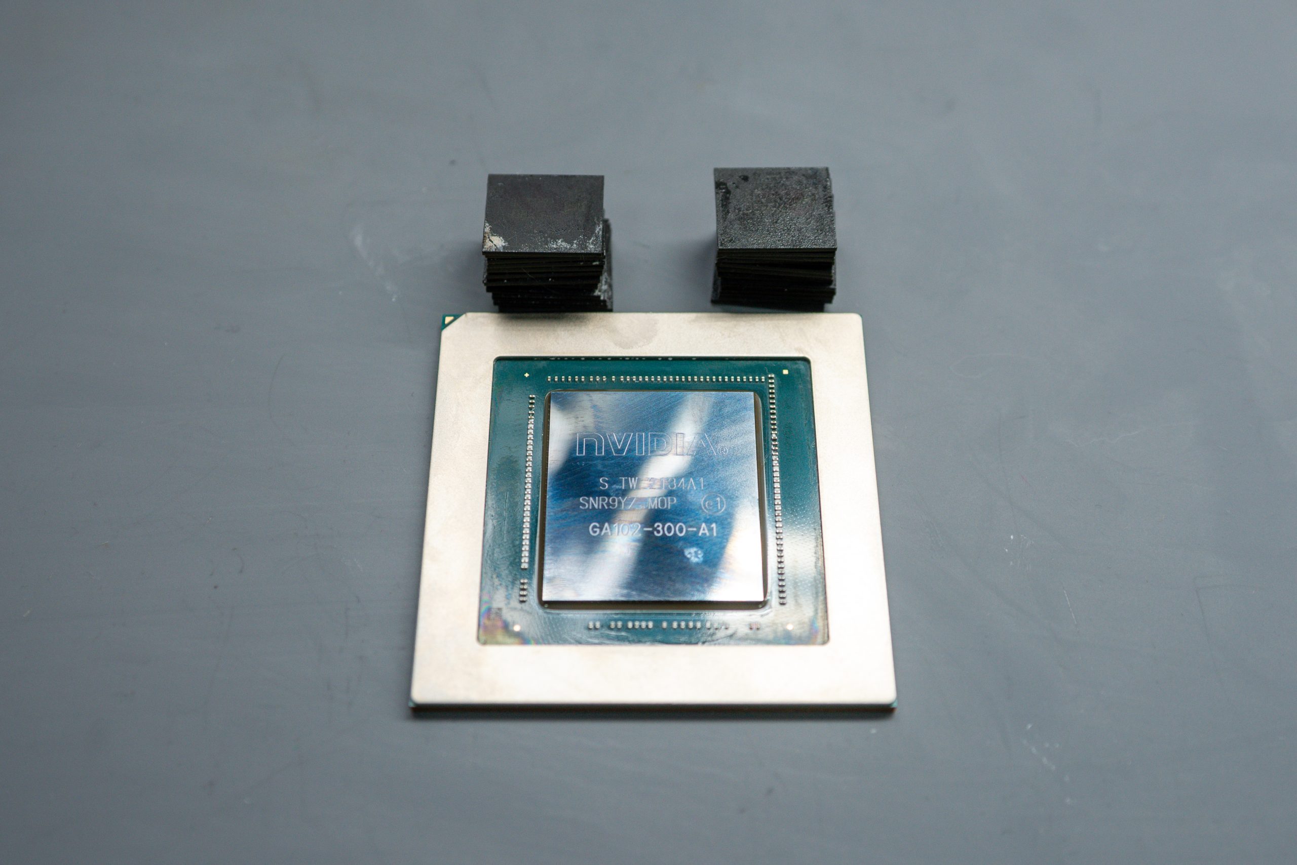 Выпаянные чипы GA102-300-A и память GDDR6X