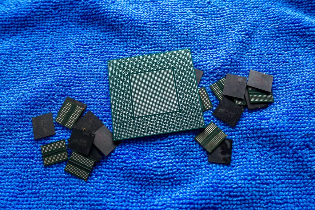 Выпаянные чипы GA102-300-A и память GDDR6X
