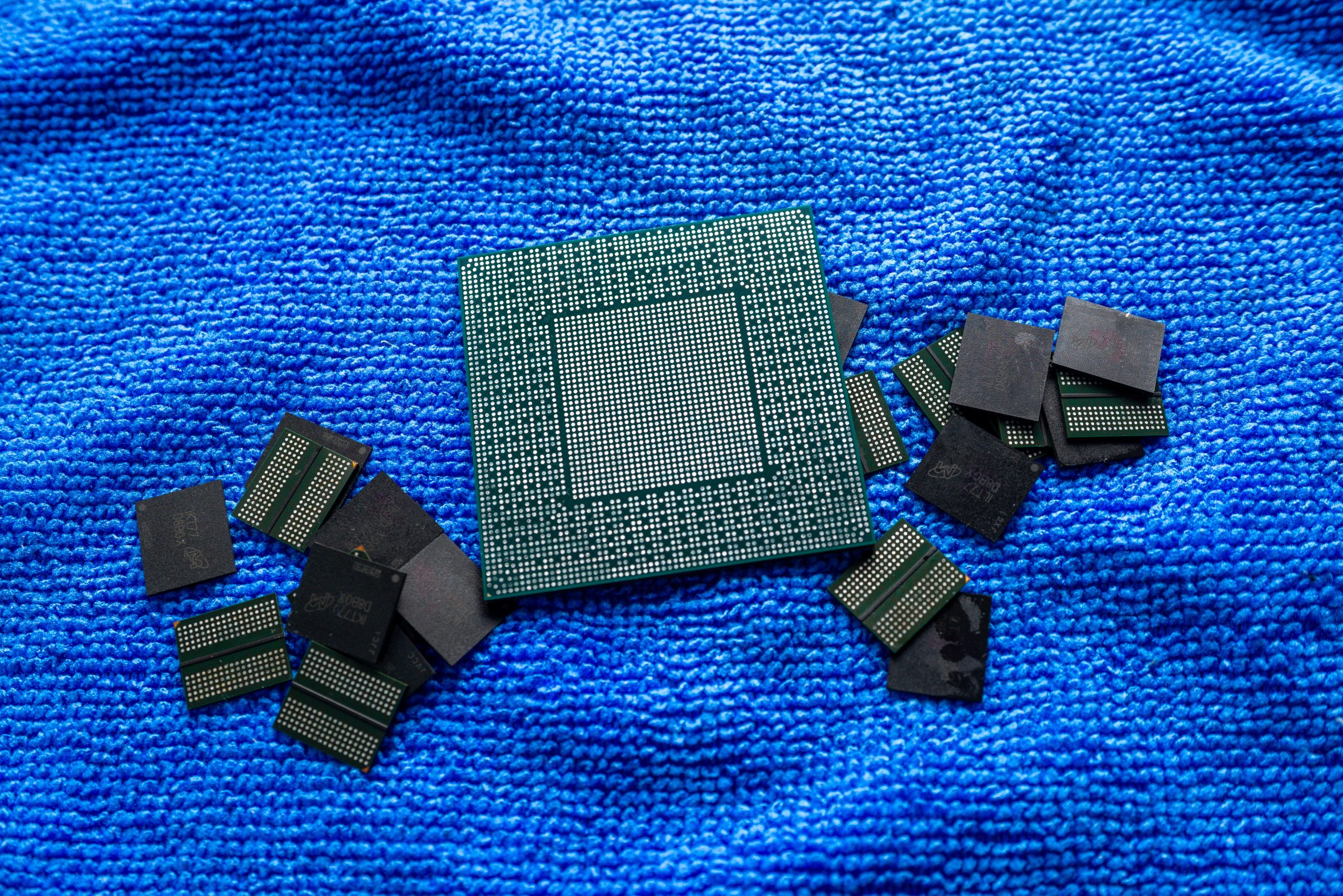 Выпаянные чипы GA102-300-A и память GDDR6X
